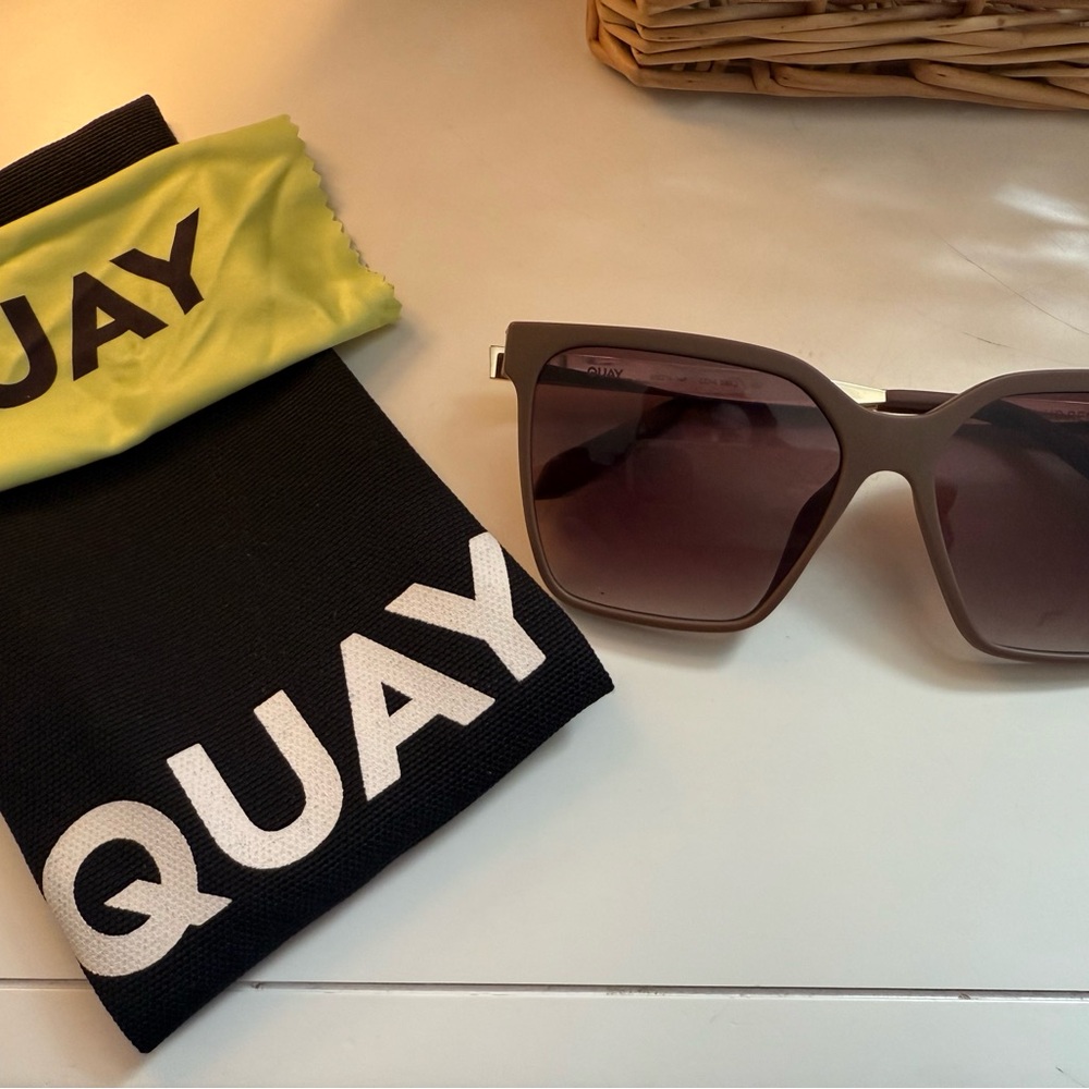 Quay “Level Up” style Sunglasses with Black case and yellow cleaning rag